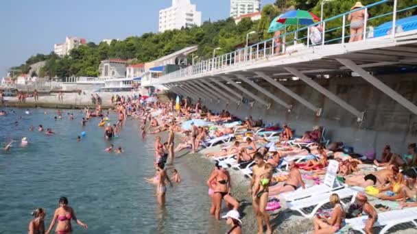 La gente descansa en la playa — Vídeo de stock