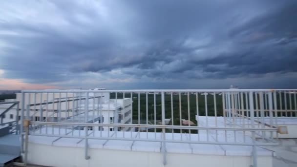 Donkere bewolkte hemel voor storm — Stockvideo