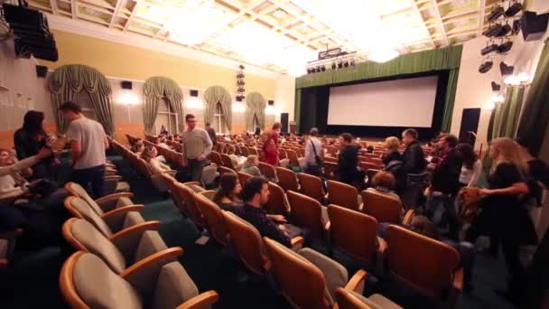 Students enter in auditorium — Stock Video