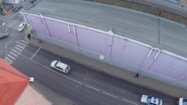 Несколько машин ездят по маленькой улице — стоковое видео