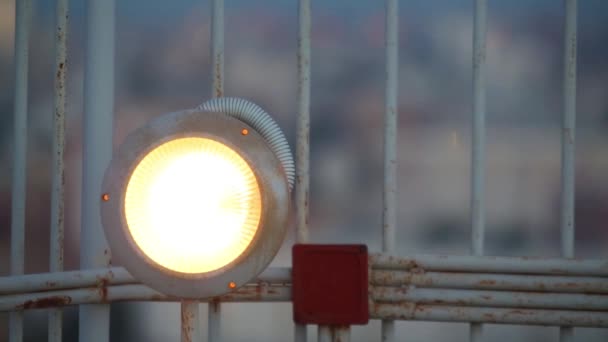 Pleins feux sur le haut bâtiment à l'arrière-plan de la ville le soir 