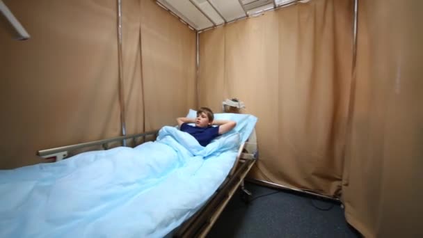 Niño acostado en la sala para hacer electroencefalografía — Vídeos de Stock