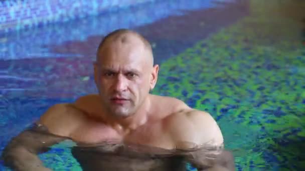 Kulturista kapky a vyvolává z vody — Stock video