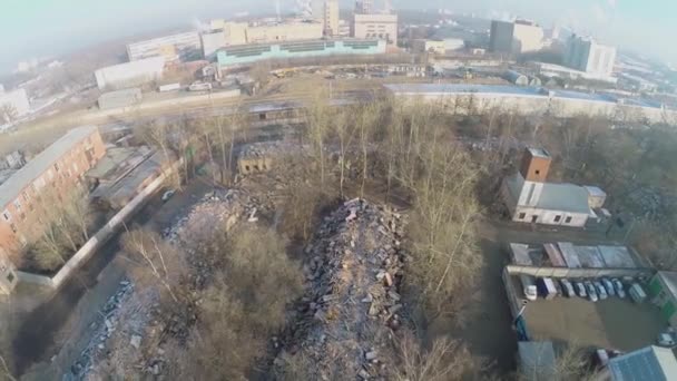 Overblijfselen van gesloopt oud gebouw in de stad — Stockvideo