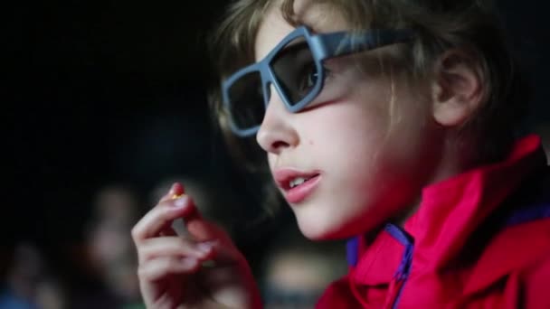 Kis lány néz filmet — Stock videók