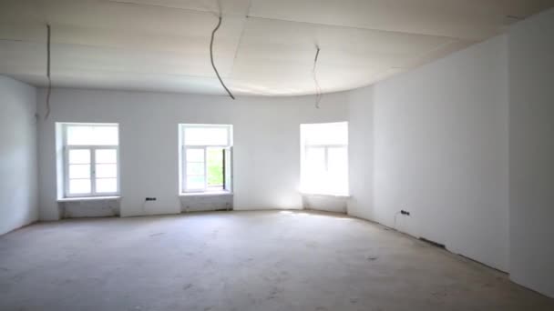 Пустая комната без отделки в здании — стоковое видео
