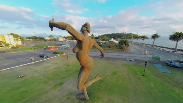 Embankment avec sculpture de danseuse — Video