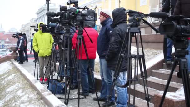 Periodistas en simulacros de incendio en el Teatro Bolshoi — Vídeos de Stock