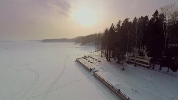 Αποβάθρα με τέντες κοντά χιονισμένο ποτάμι — Αρχείο Βίντεο