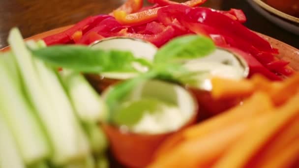 Cut into julienne vegetables and sauce — Stock Video