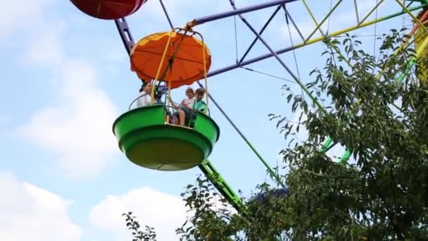 Familia feliz en la rueda del ferris — Vídeos de Stock