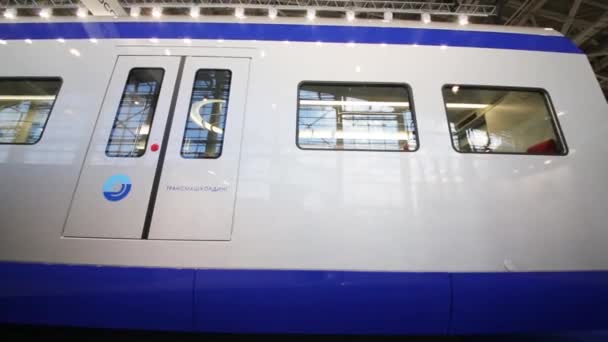 Βαγόνι του μετρό στο εκθεσιακό της πόλης μεταφορών — Αρχείο Βίντεο