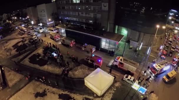 Feuerwehr mit Blaulicht auf dem Preobraschenskaja-Platz — Stockvideo