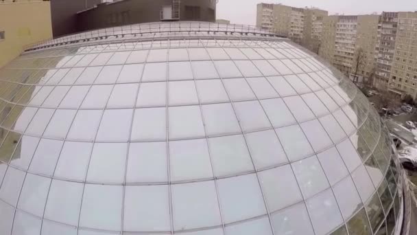 Glasdach eines Gebäudes in der Nähe von Wohnhäusern — Stockvideo