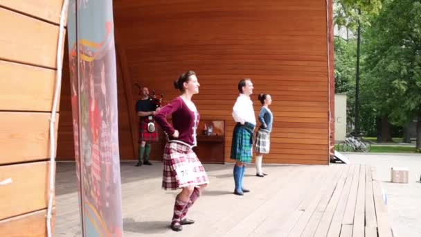 Dancers in Scottish skirts in Garden Bauman — Stock Video