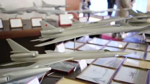 Modelos de aviones en el Museo de Diseño de Aeronaves — Vídeos de Stock