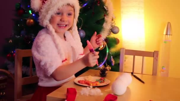 Meisje in de buurt van kerstboom — Stockvideo