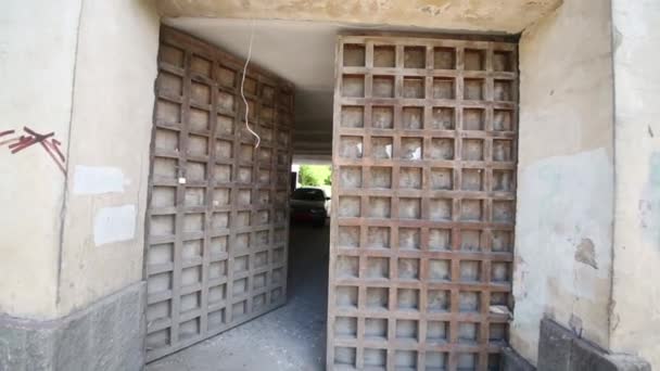 Velho portão de madeira e carro na garagem — Vídeo de Stock