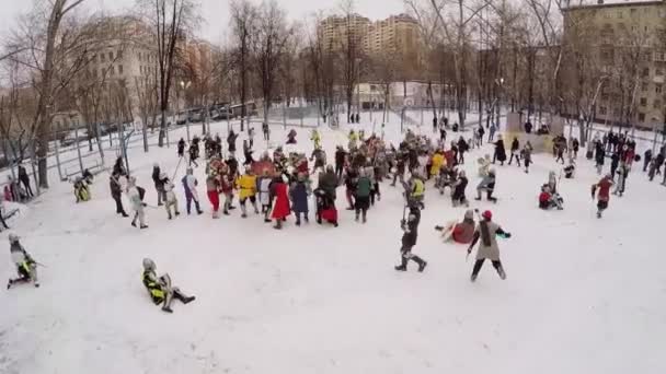 Борьба людей в доспехах со щитами и мечами — стоковое видео