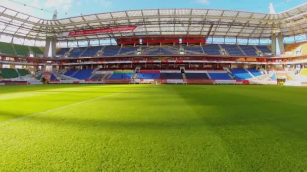 Rasenplatz und leere Tribünen — Stockvideo