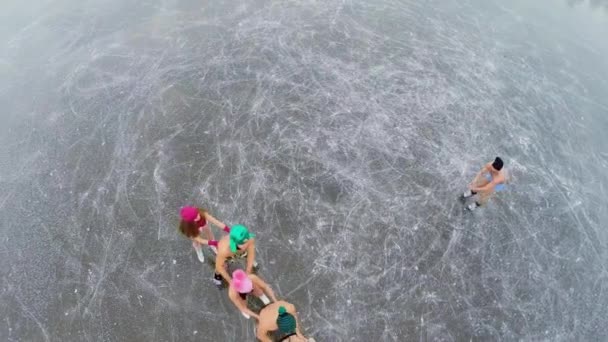 赤裸裸的年轻人滑冰链 — 图库视频影像