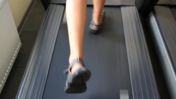 Gambe di ragazzo formazione sul tapis roulant — Video Stock