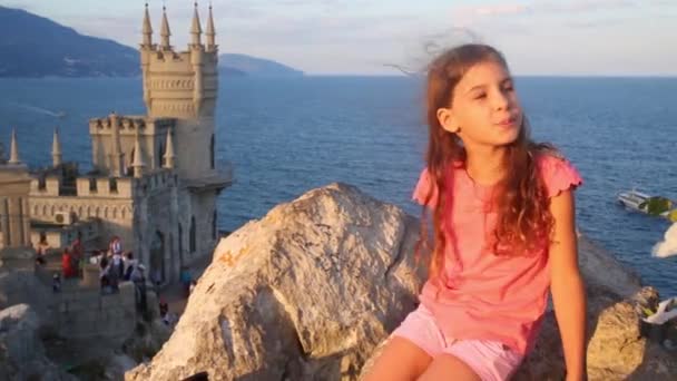 La fille est assise près de Castle Swallows Nest sur la falaise — Video