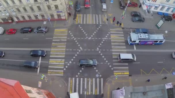 Przejazd transportem przez Crossroad — Wideo stockowe