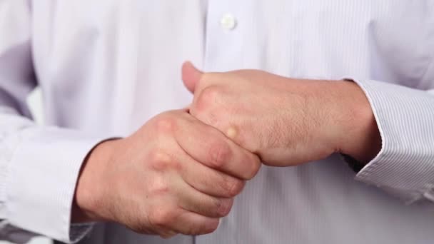 Mãos masculinas mostrando polegar para cima — Vídeo de Stock