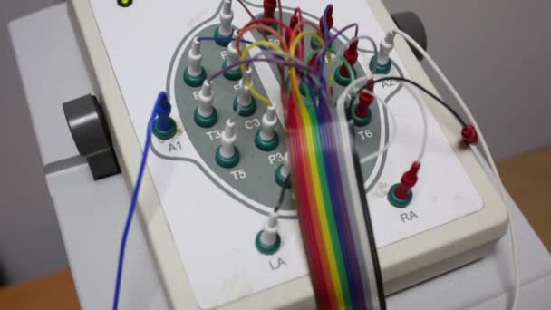 Caja de electroencefalografía con enchufes — Vídeos de Stock