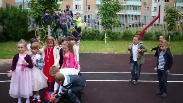 Barnen leker på lekplatsen av förskola — Stockvideo