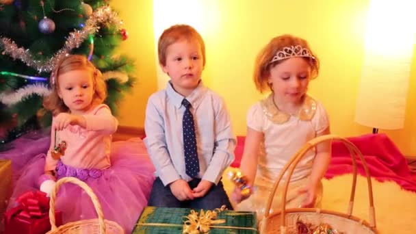 クリスマス ツリーの下の 3 人の子供 — ストック動画