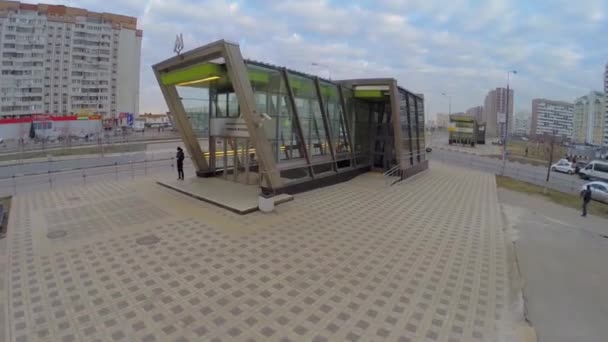 Straatverkeer nabij de ingang van het metrostation — Stockvideo