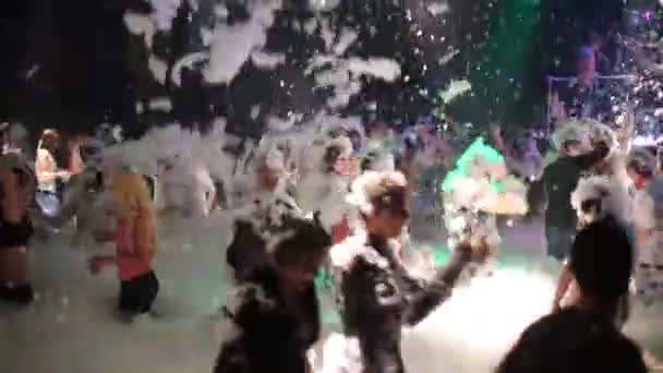 Gente bailando en fiesta de espuma — Vídeo de stock