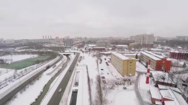 고속도로 교통이 혼잡한 타운스케이프 — 비디오