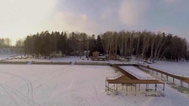 Загородный курорт с деревянным пирсом — стоковое видео