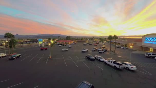 Promenade en voiture par parking près du centre commercial — Video