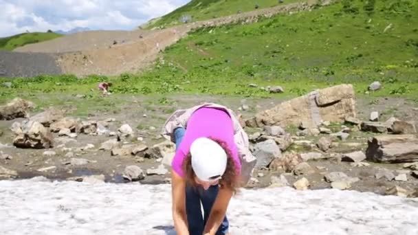 Young woman has fun with snow — Stock Video