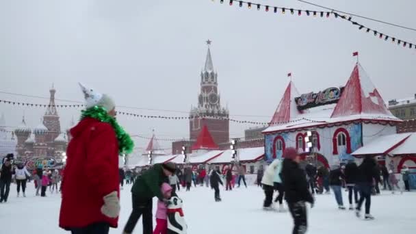 Gente patinando en pista de patinaje en Red Square — Vídeos de Stock