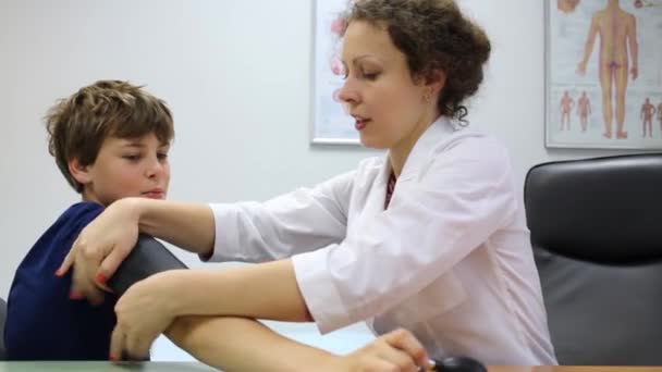 Médica feminina coloca no manguito — Vídeo de Stock