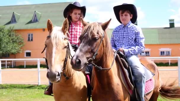 Pojke och flicka på horsebacks — Stockvideo