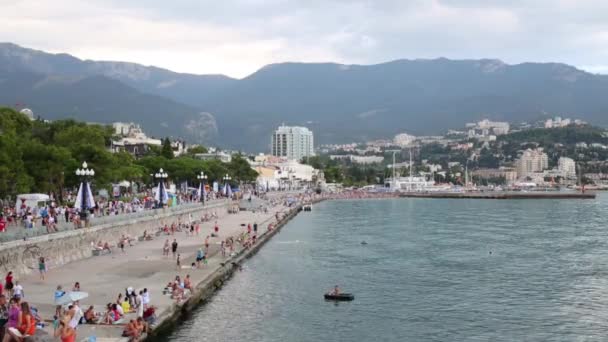 Люди ходять на набережній моря в Криму — стокове відео