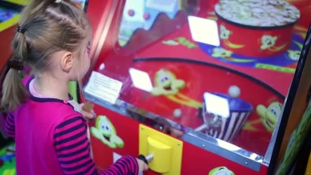 Girls play on child game machine — Stock Video