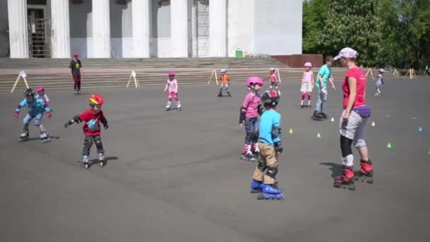 Barnen lär sig att roller skate — Stockvideo