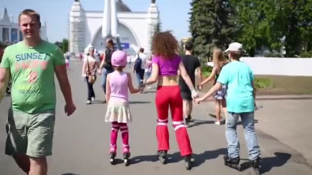 Patinage en famille dans le parc — Video