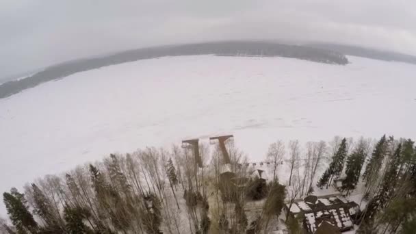 Территория загородного клуба с деревянным пирсом — стоковое видео