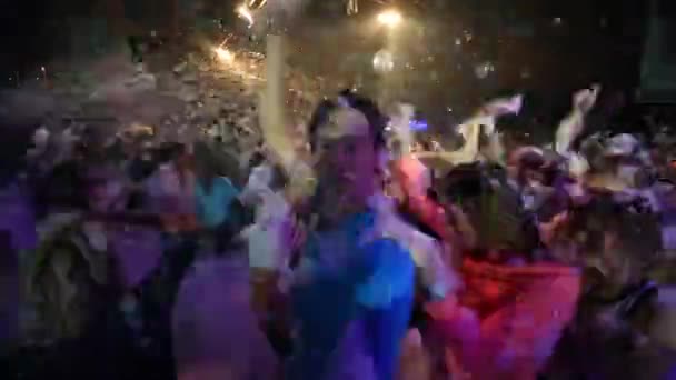 Persone che ballano sulla festa in schiuma — Video Stock