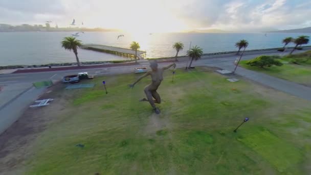 Fåglar flyga över skulptur av dansande kvinna — Stockvideo