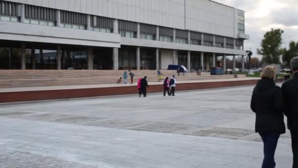 People walks on square in Moscow near river with bridge — Stock Video