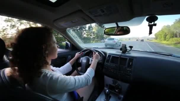 Žena řízení auto na dálnici 